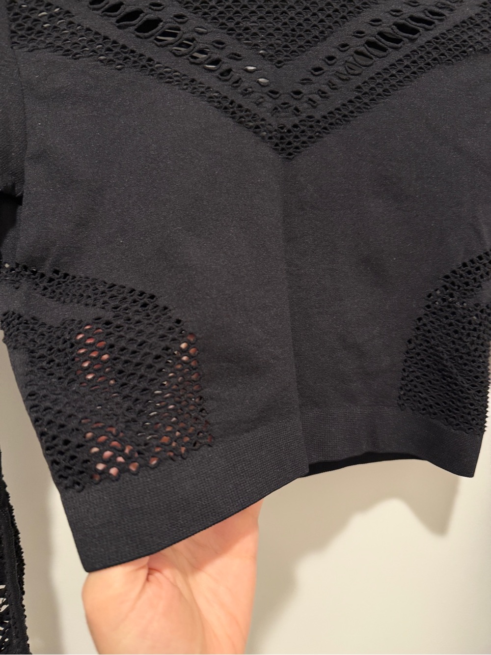 ALO Yoga Black Long-Sleeve Laser-Cut Crop Top - Picture 6 of 8